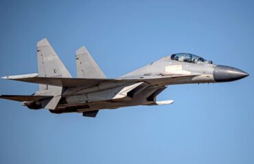 Китайские истребители радиоэлектронной борьбы J-16D летают вместе с J-20