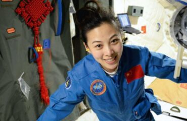 Первая китайская женщина-тайконавт вышла в открытый космос (видео) 