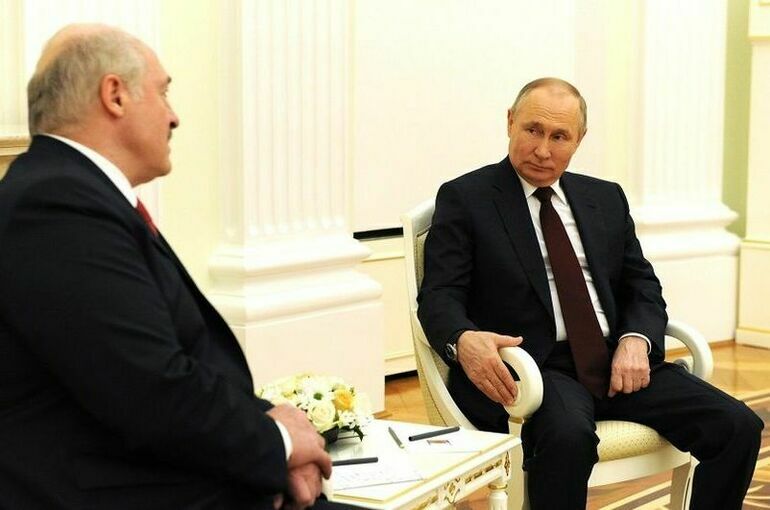 Лукашенко призвал Путина продолжать сотрудничество в области обороны