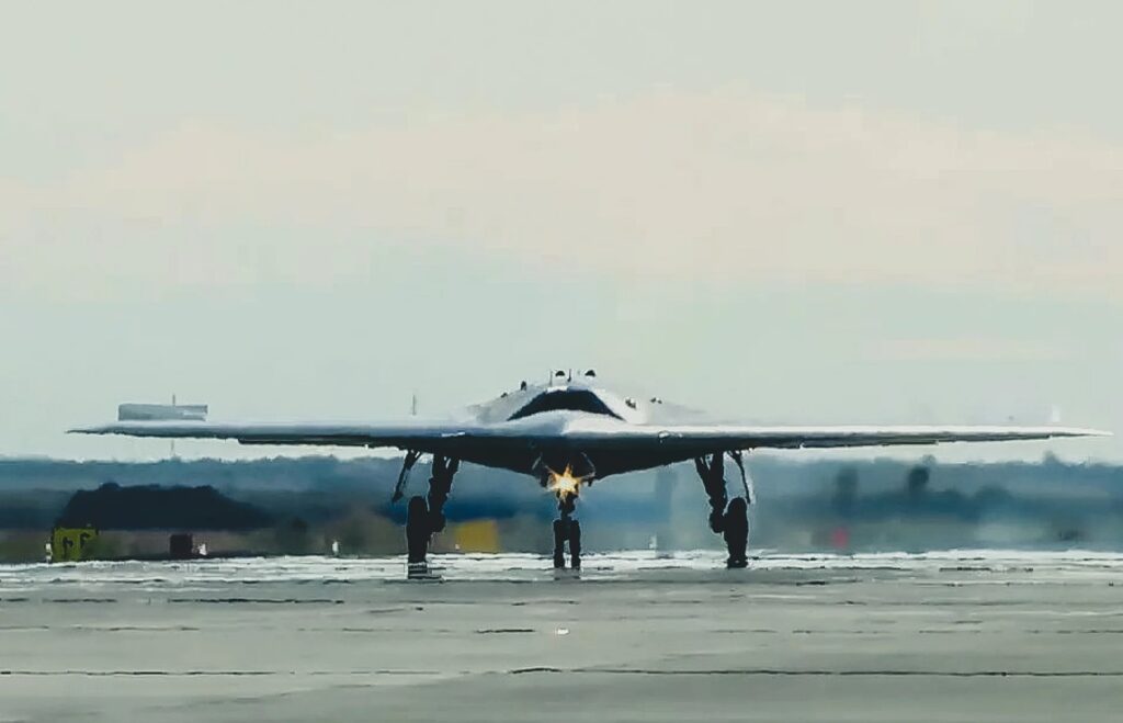 Бомбометание боеприпаса весом 500 кг российским тяжелым БПЛА С 70 «Охотник»