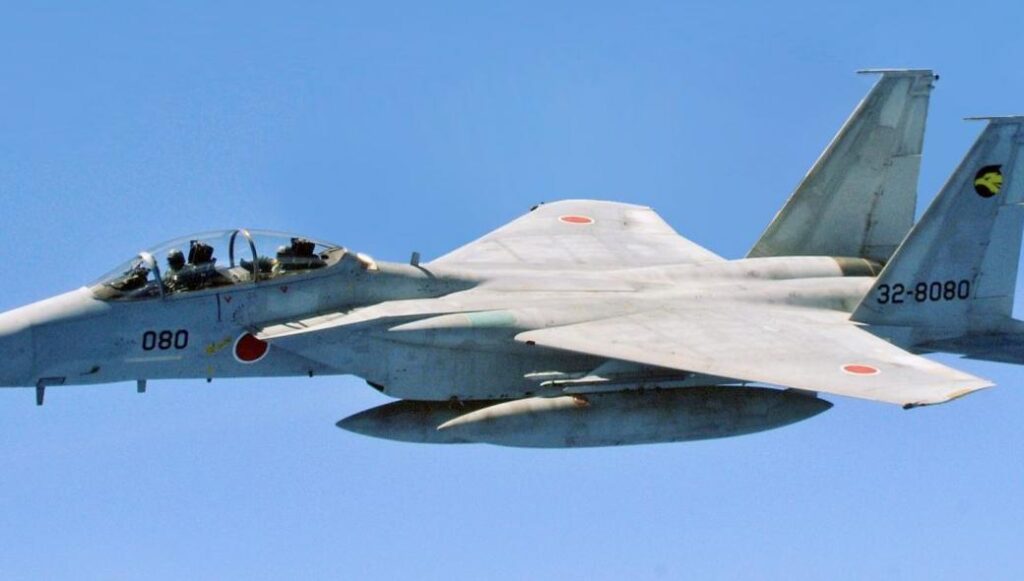 Японский истребитель F-15 пропал с радаров сразу после взлета