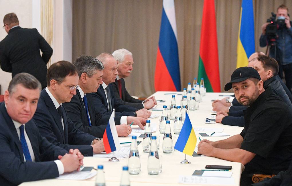 Переговоры российской и украинской делегаций еще продолжаются