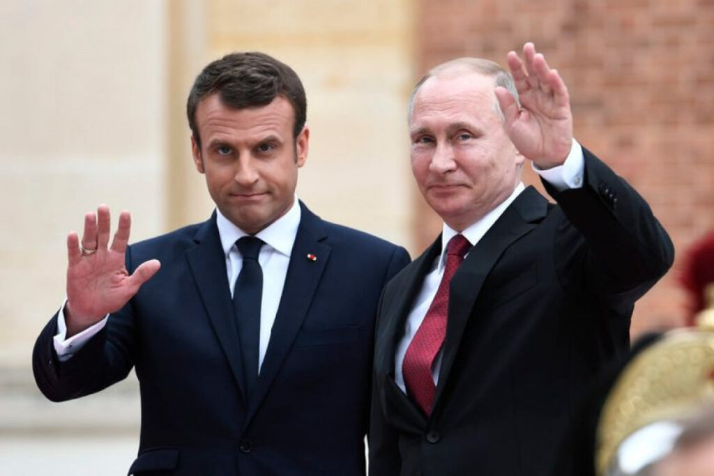 Владимир Путин и Эммануэль Макрон проводят пресс-конференцию по итогам переговоров