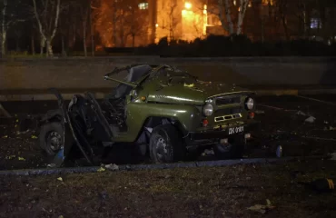 Мощный взрыв в центре Донецка: подожжена машина начальника управления Народной милиции