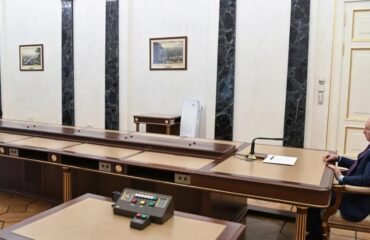 Встреча президента и главы МИД РФ: Лавров сидел на внушительном расстоянии, как и Макрон