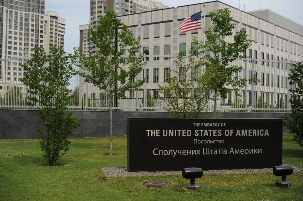 Неосновной персонал посольства США в Киеве покидает Украину