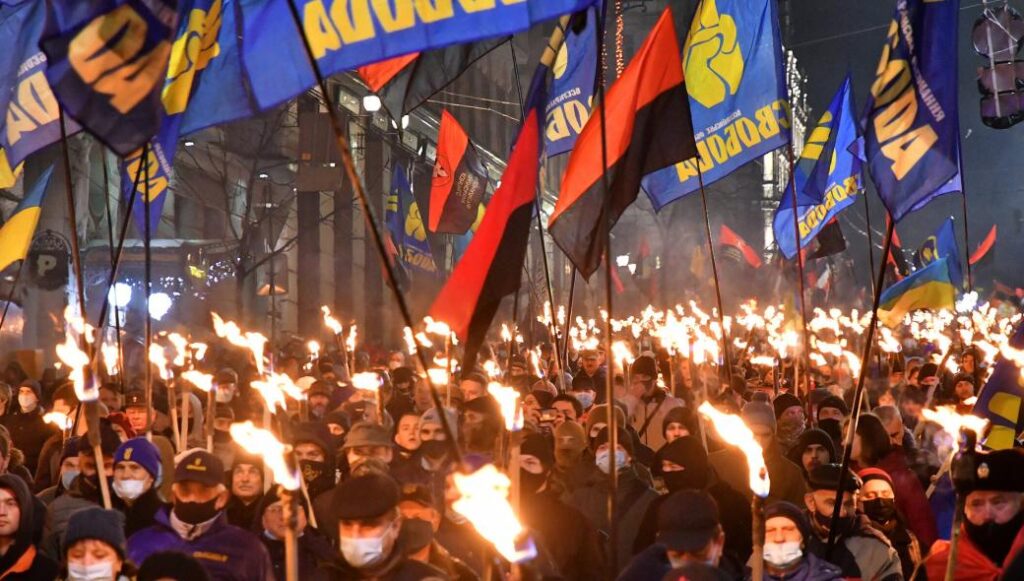 Видео: Пленные украинские солдаты с татуировками с нацистской символикой