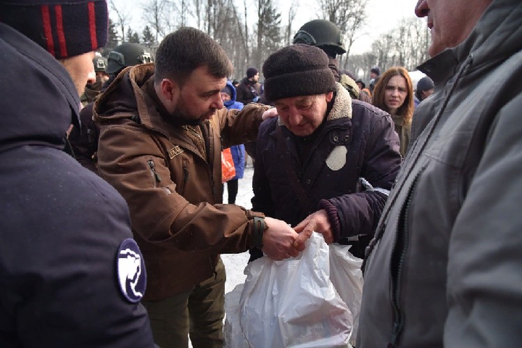Видео: Передача гуманитарной помощи в больницу и жителям Волновахи