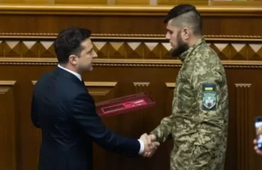 Когда Зеленский пожимал руку неонацистам и давал им награды