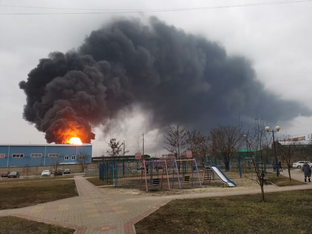 На нефтебазе в Белгорода произошел пожар вследствие авиаудара с двух вертолетов ВС Украины