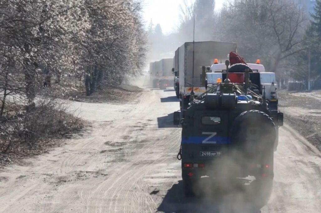 Российские военносужащие доставили гуманитарную помощь в Изюм