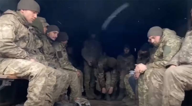 Видео: 700 морпехов, оборонявшихся на заводе Ильича, сдаются в плен