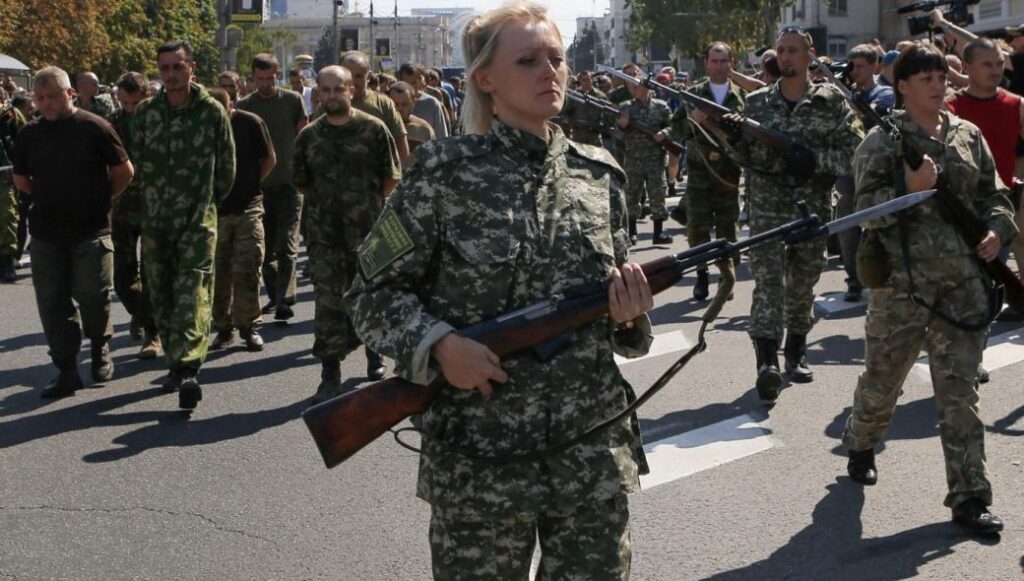 Укаринские военнослужащие продолжают массово сдаваться в Донбассе