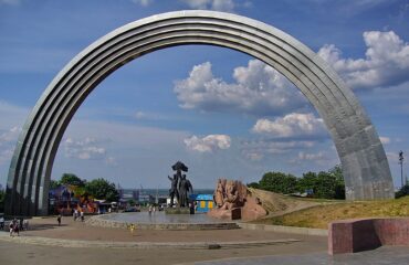 В Киеве демонтируют памятник Дружбы народов России и Украины