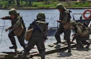 Минобороны России поделилось кадрами движения боевой техники по понтонной переправе