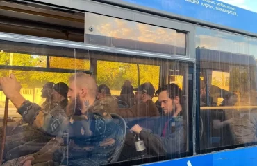 Видео: На “Азовстали” продолжают сдаваться в плен украинские боевики