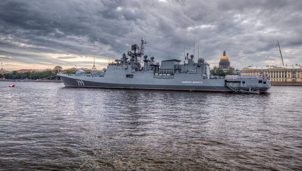 В соцсетях появилось видео горящего “Адмирала Макарова”