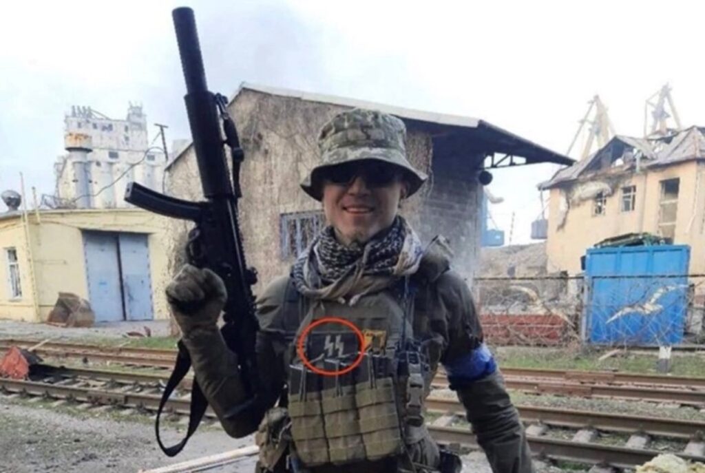 Украинский солдат гордо позирует с символом СС на груди
