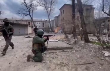 Жители Северодонецка встречают российских военнослужащих