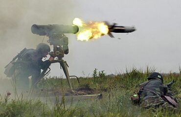 Видео: российская противотанковая ракета уничтожает украинскую технику