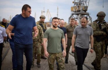 Отвлекающий маневр: Зеленский призвал жителей Донбасса срочно эвакуироваться