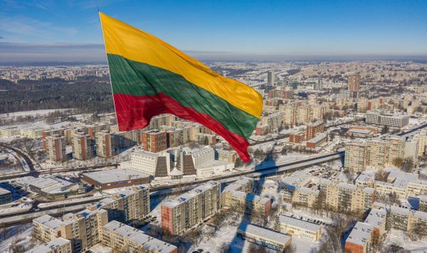 Парламент Литвы закрыл въезд в страну для россиян и продлил режим ЧС до 16 декабря