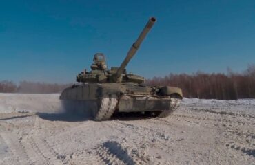 Курсанты приступили к занятиям по вождению танков Т-80 в Хабаровском крае